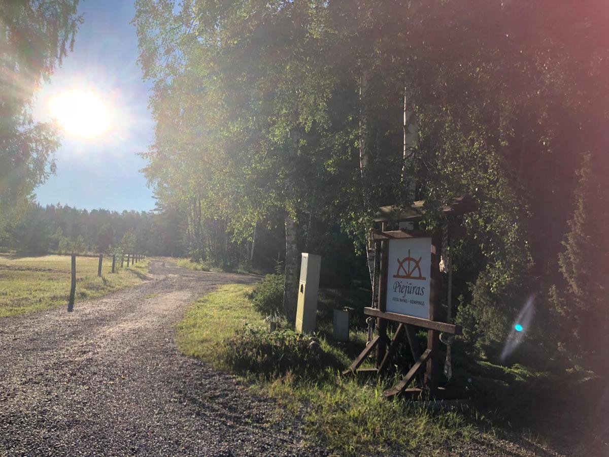 Piejuras Nams Hotel Ķesterciems Екстериор снимка